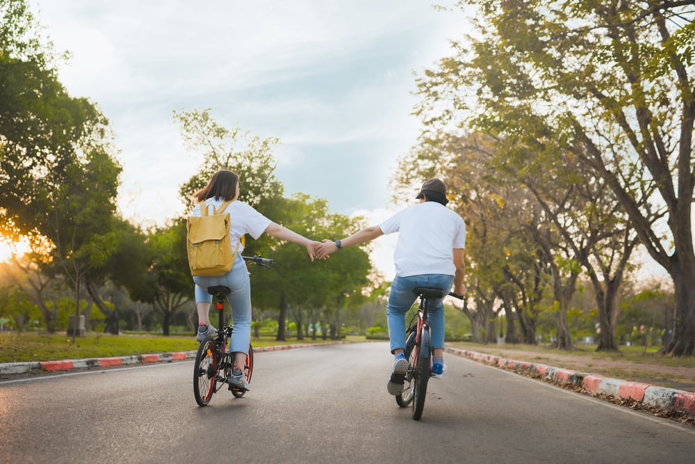 Dutch Quirk #19: Bike while holding hands – DutchReview