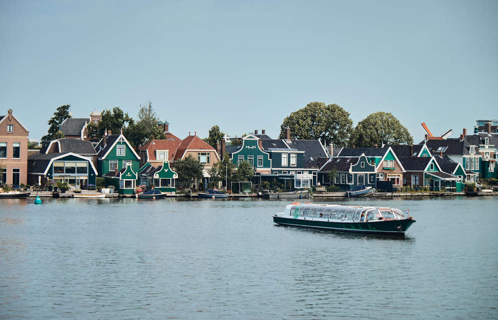 photo-of-boat-on-water-and-houses-in-zaanse-schans