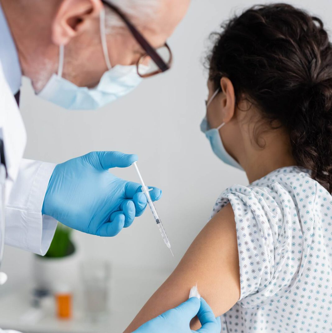 Dutch-woman-born-in-1990-getting-her-coronavirus-vaccine