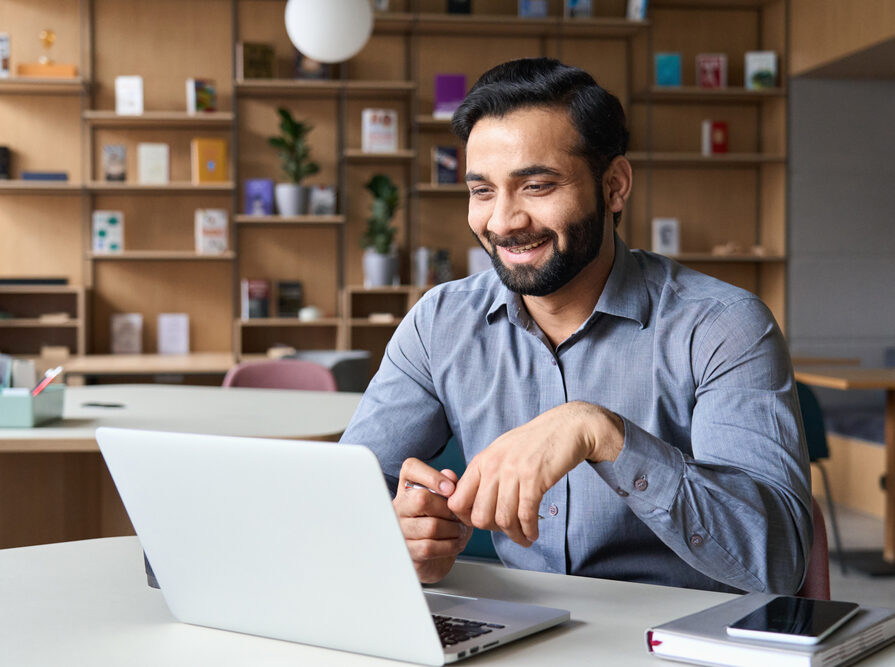 photo-of-an-indian-latin-man-studying-for-the-knm-integration-exam