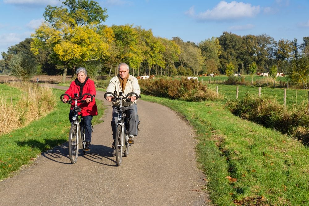 Elderly-American-couple-cycling-in-the-Netherlands