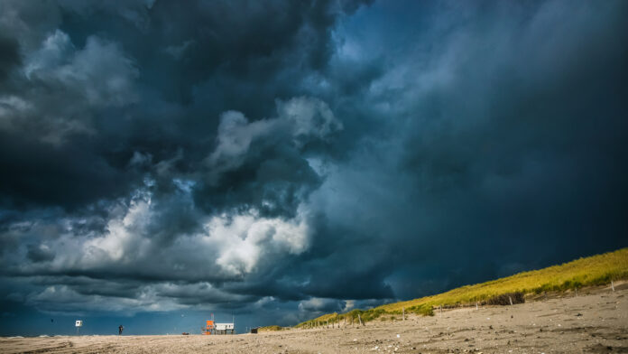 Dark-storm-clouds-brewing-above-Dutch-beach