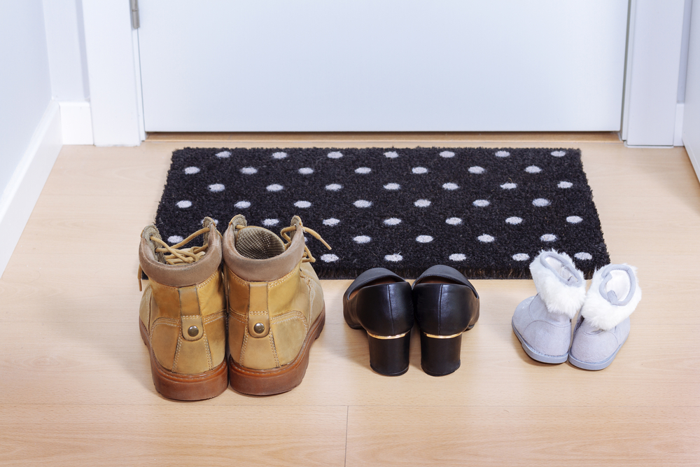 toenemen Riskeren Onmogelijk No shoes in the house' — the cultural difference of wearing shoes in the  house in the Netherlands | DutchReview