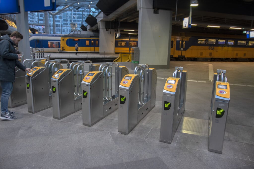 Netherlands-check-in-check-out-with-OV-chipcard-at-train-stations