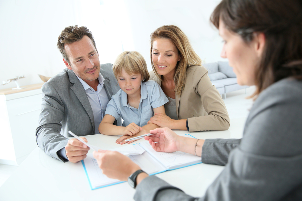 Photo-of-family-speaking-with-mortgage-advisor-in-the-Netherlands 