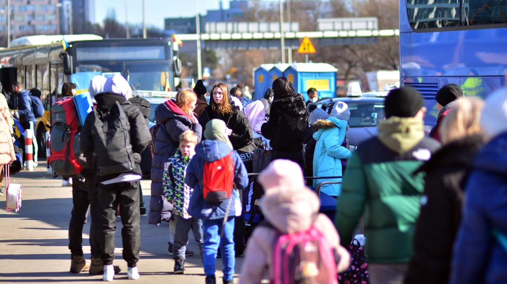 Group-of-Ukrainian-refugees-boarding-busses-in-Poland