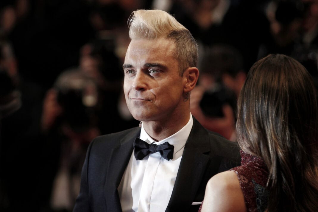 Picture-of-Robbie-Williams-posing-for-a picture