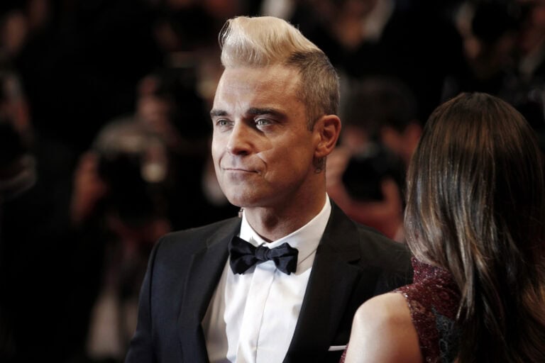 Robbie Williams spent a day trolling tourists in Amsterdam and the footage is hilarious