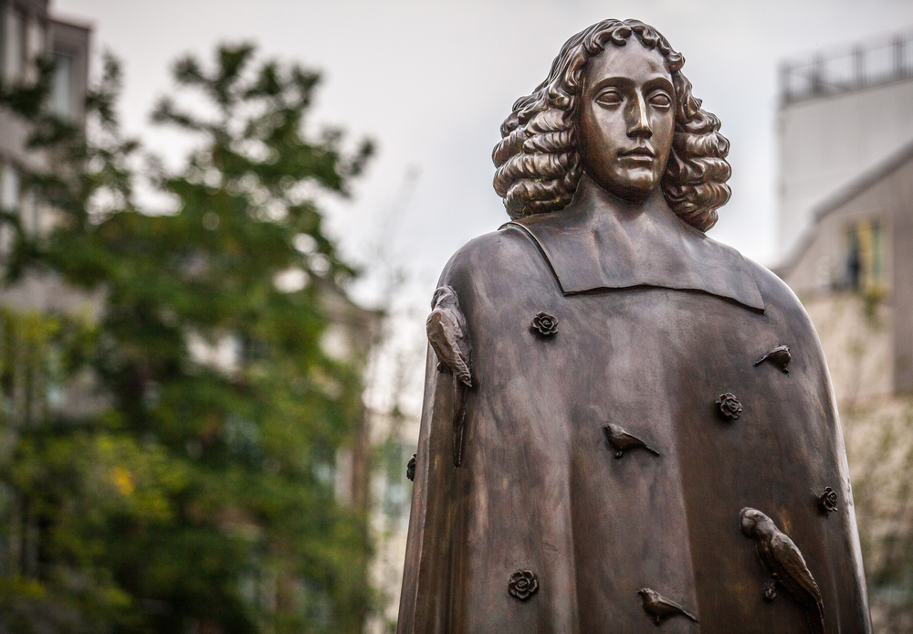 Bronze-statue-of-Baruch-Spinoza
