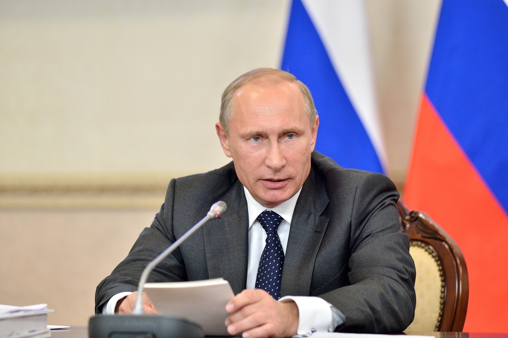 Russian-president-vladimir-putin-in-front-of-Russian-flag