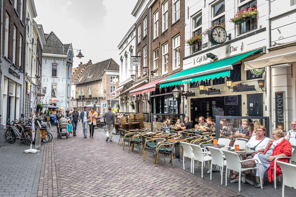 People-sitting-outside-cafe-in-den-Bosch-coronavirus-pass