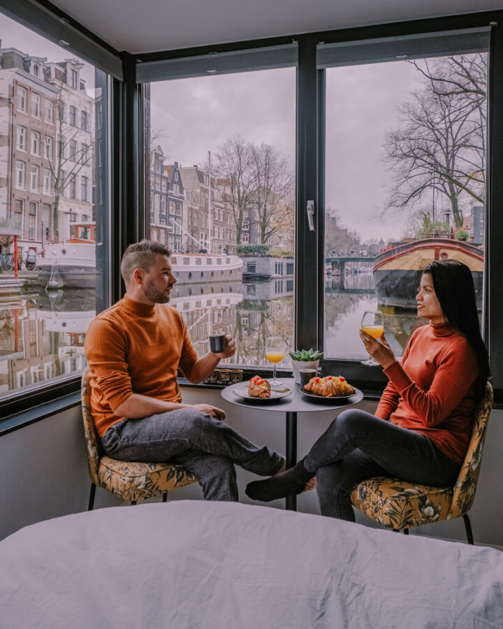 Couple-having-breakfast-on-houseboat-in-Amsterdam
