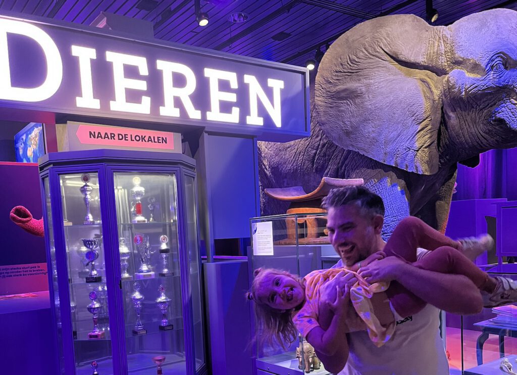 photo-of-father-and-daughter-having-fun-at-Museum-Volkenkunde's-DierenAcademie-exhibit