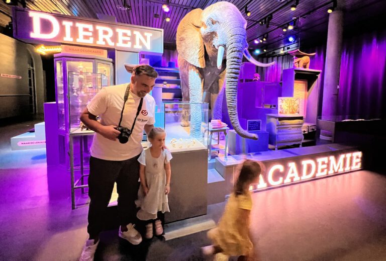 photo-of-family-at-Museum-Volkenkundes-DierenAcademie-exhibit