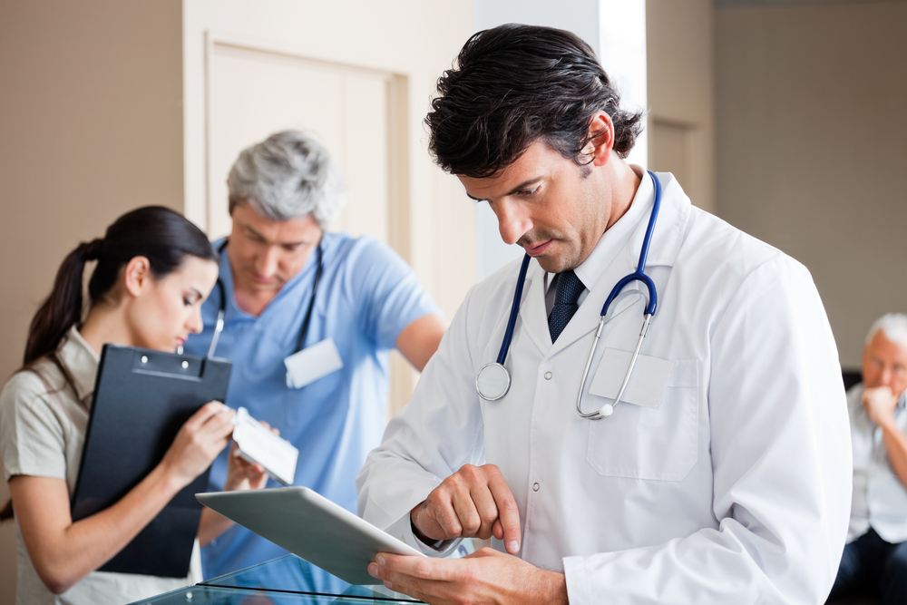 person-seeing-a-dutch-doctor-with-health-insurance-indicating-pros-of-moving-to-the-netherlands