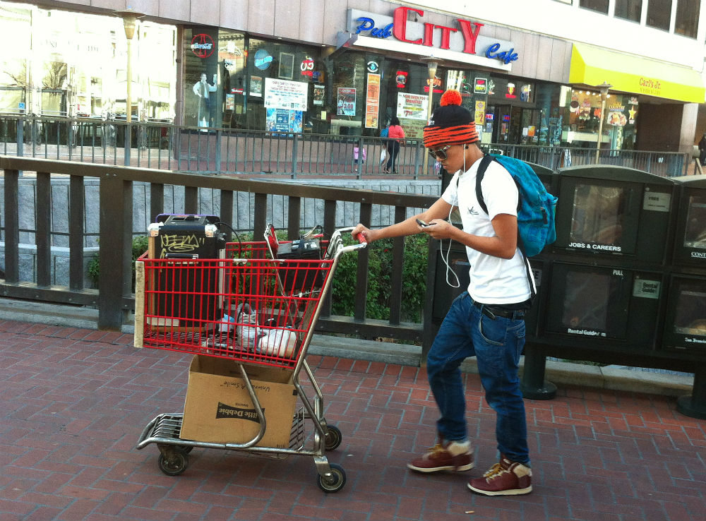 Dude_with_Shopping_cart_in_San_Francisco_1000px