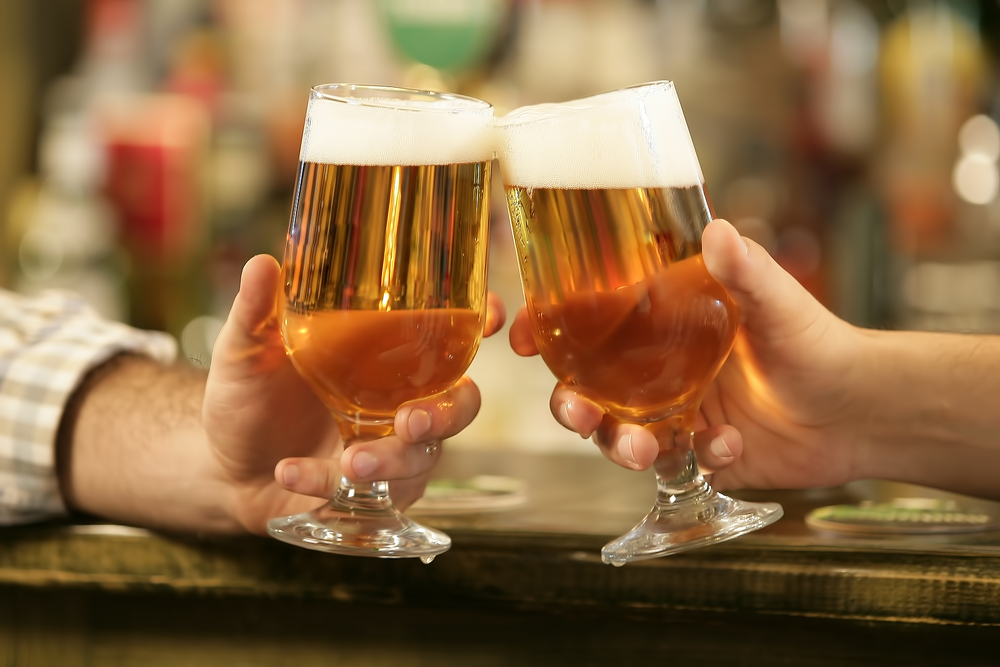 people-clinking-beer-glasses-at-beer-tasting-in-netherlands