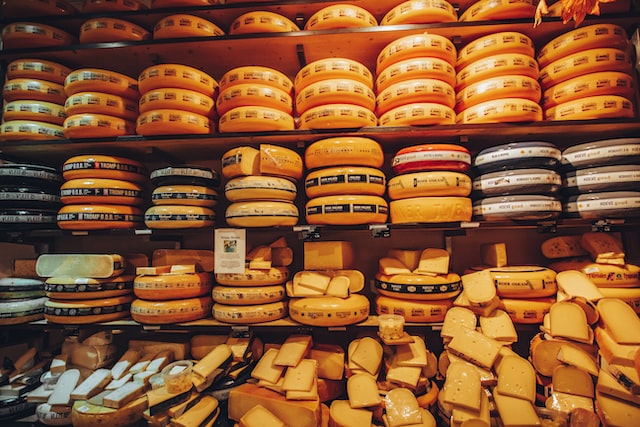 cheese-wheels-on-sale-in-amsterdam