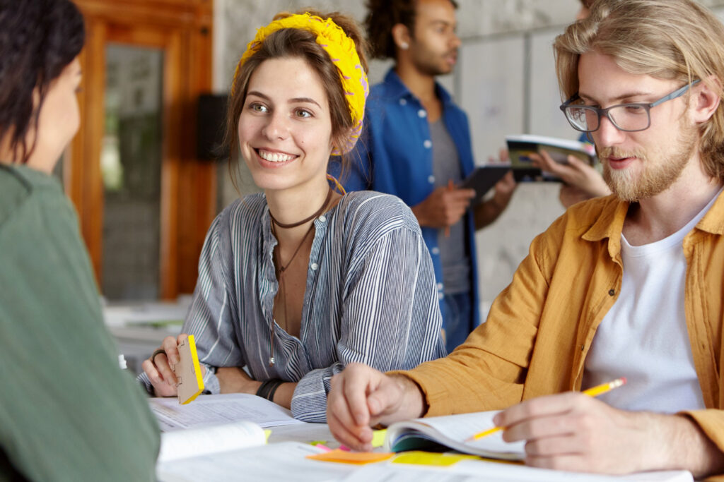 photo-of-classmates-talking-at-table-during-Dutch-course-in-Amsterdam