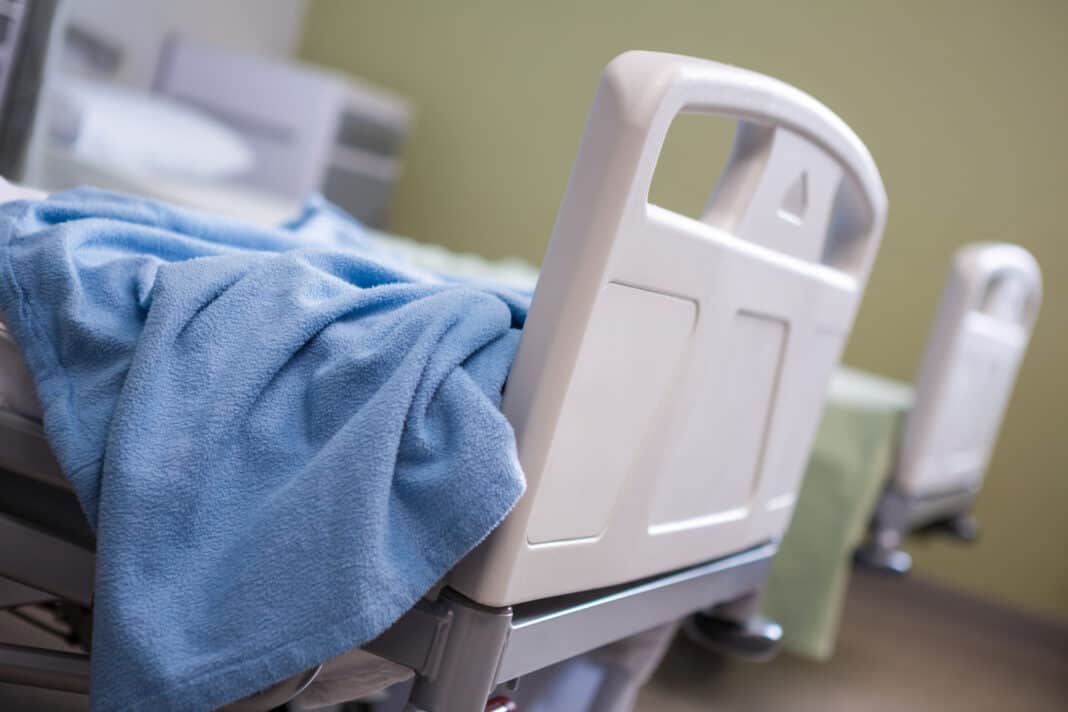 photo-of-end-of-Dutch-hospital-bed-with-blue-blanket