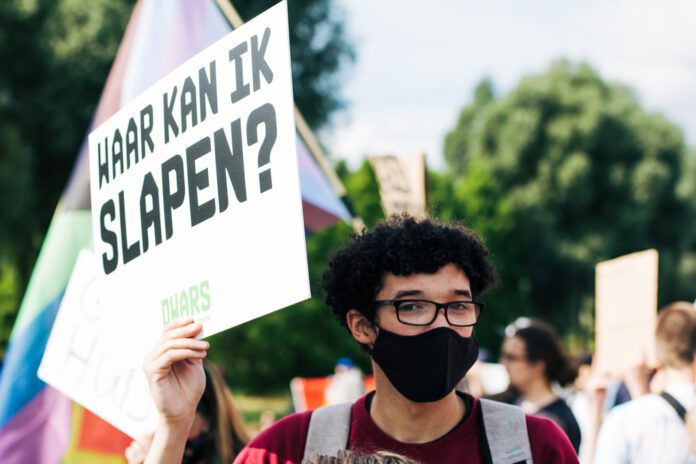 Young-man-holds-protest-sign-saying-waar-kan-ik-slapen