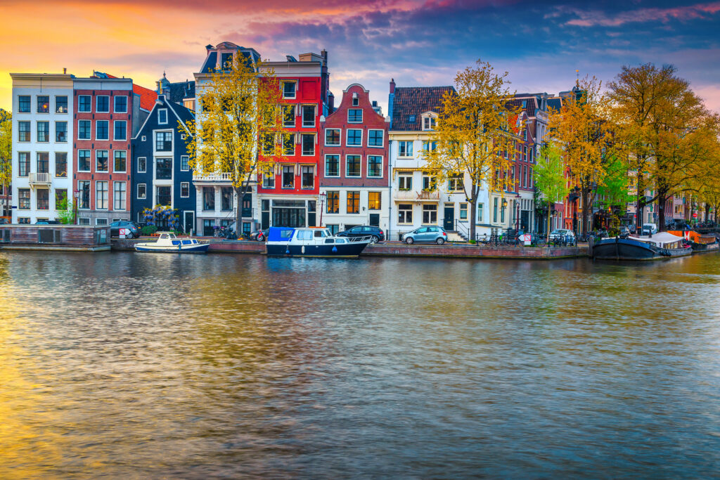 photo-of-Dutch-houses-on-canal-in-Netherlands-during-busy-Dutch-housing-market