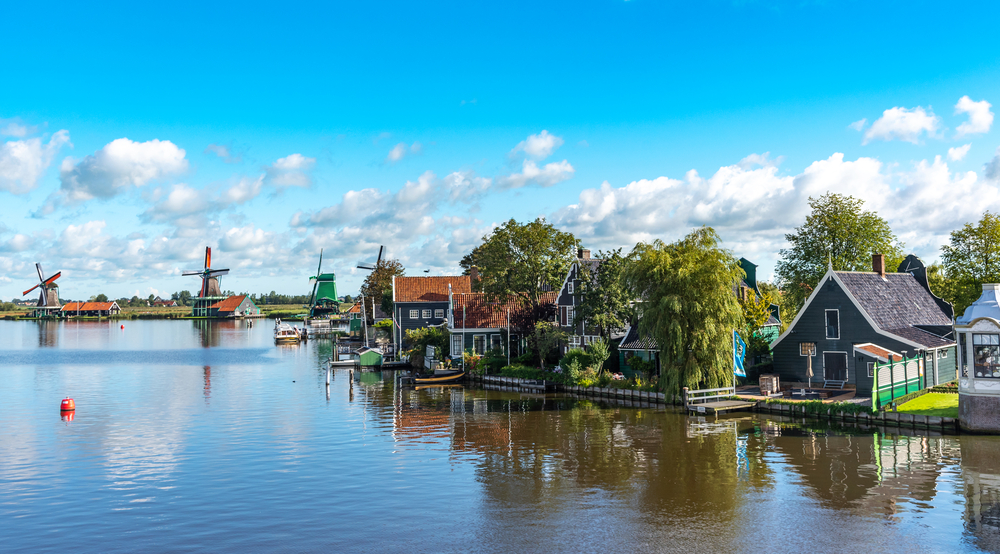 Photo-of-row-of-houses-in-the-Netherlands-in-front-of-canal