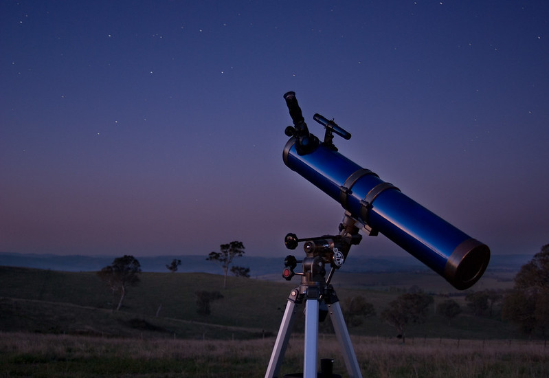 Dutch-invention-telescope-with-sunset-and-plains