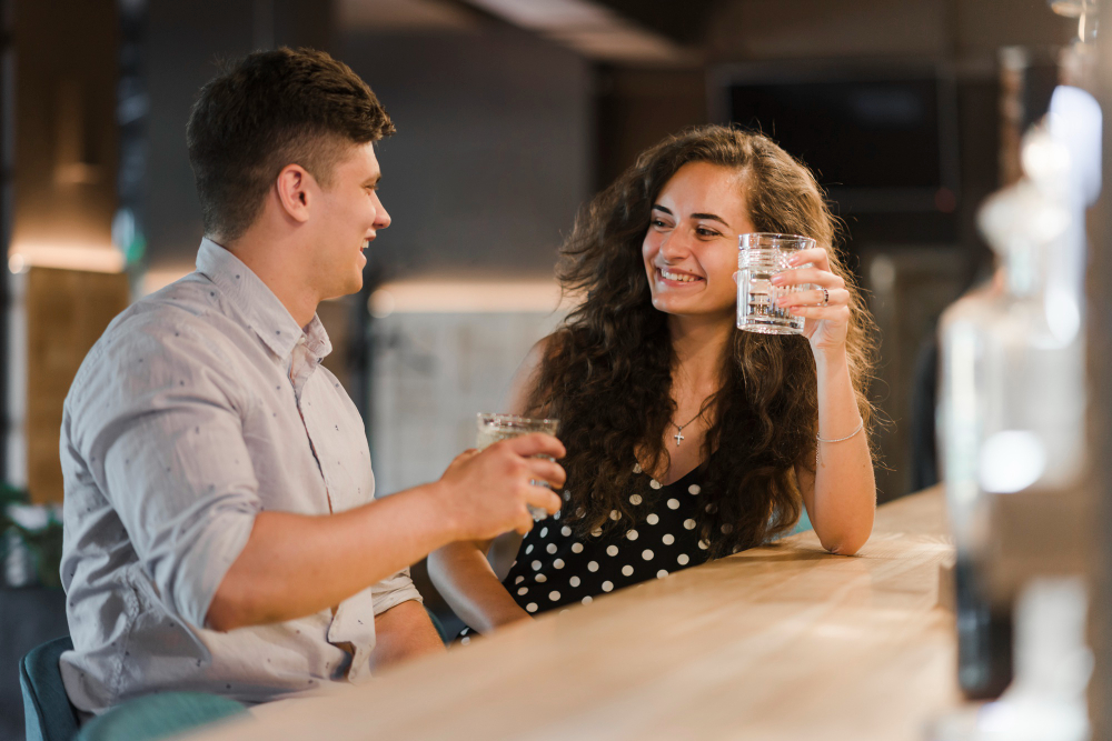 photo-of-couple-at-bar-laughing-about-Dutch-jokes-that-make-you-sound-like-a-local