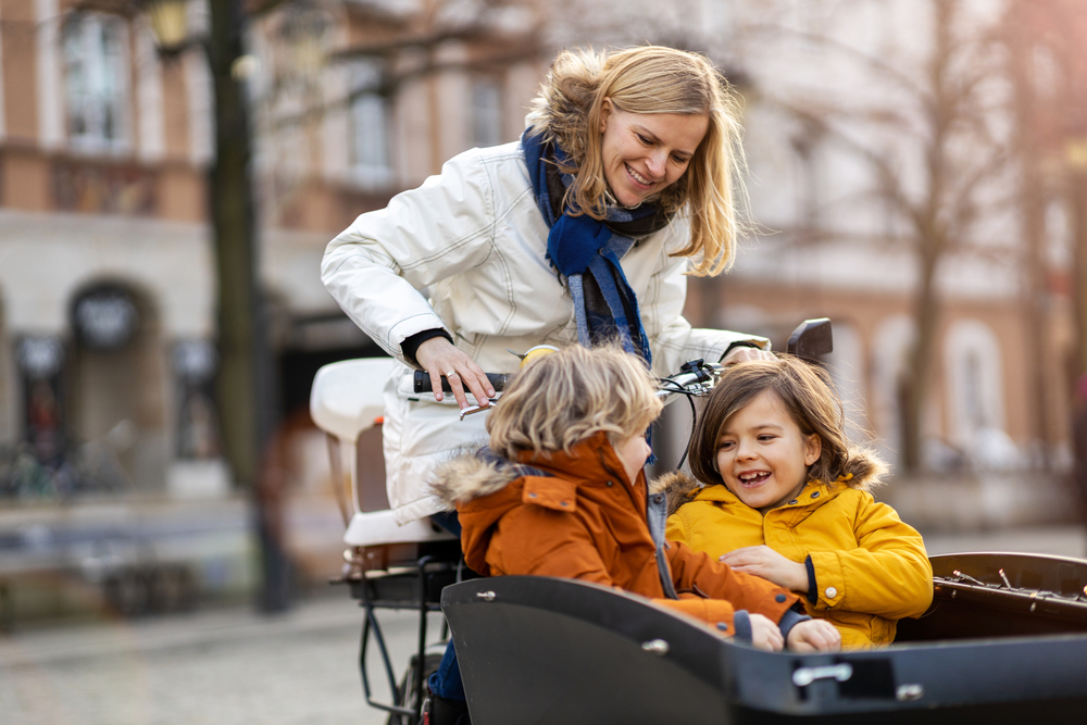 mother-with-her-kids-in-cargo-bike-netherlands