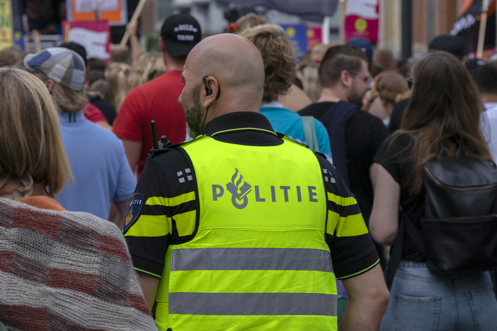 picture-of-a-Dutch-police-officer-knowing-taking-and-buying-ecstasy-law