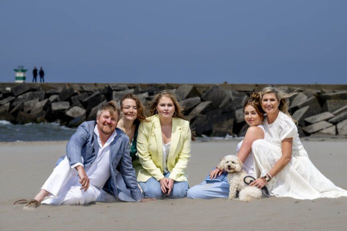 Photo-of-the-Dutch-royal-family-on-the-beach-on-a-sunny-day-in-2023