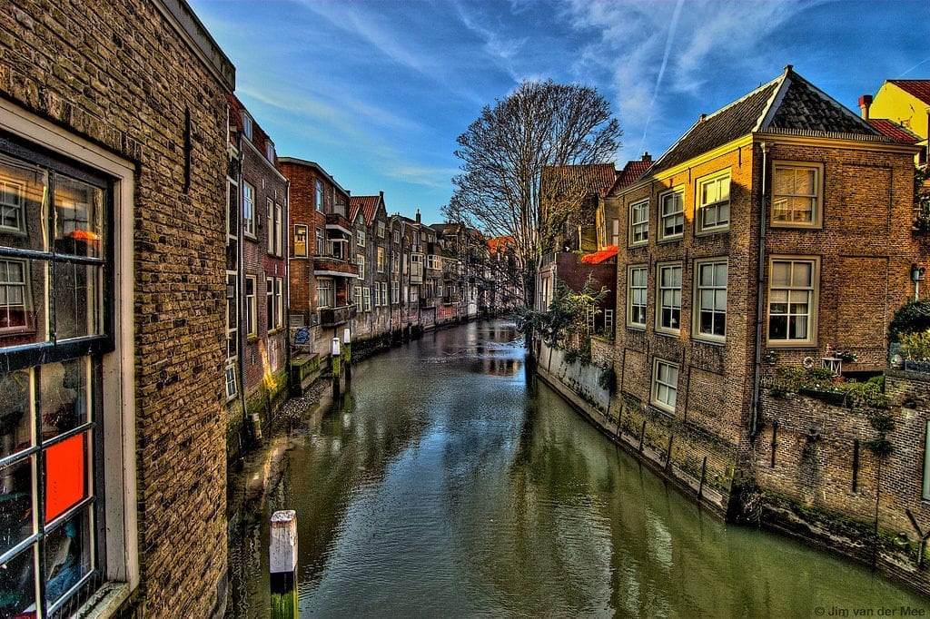 old-canal-houses-dordrecht-trip-on-a-sunny-day