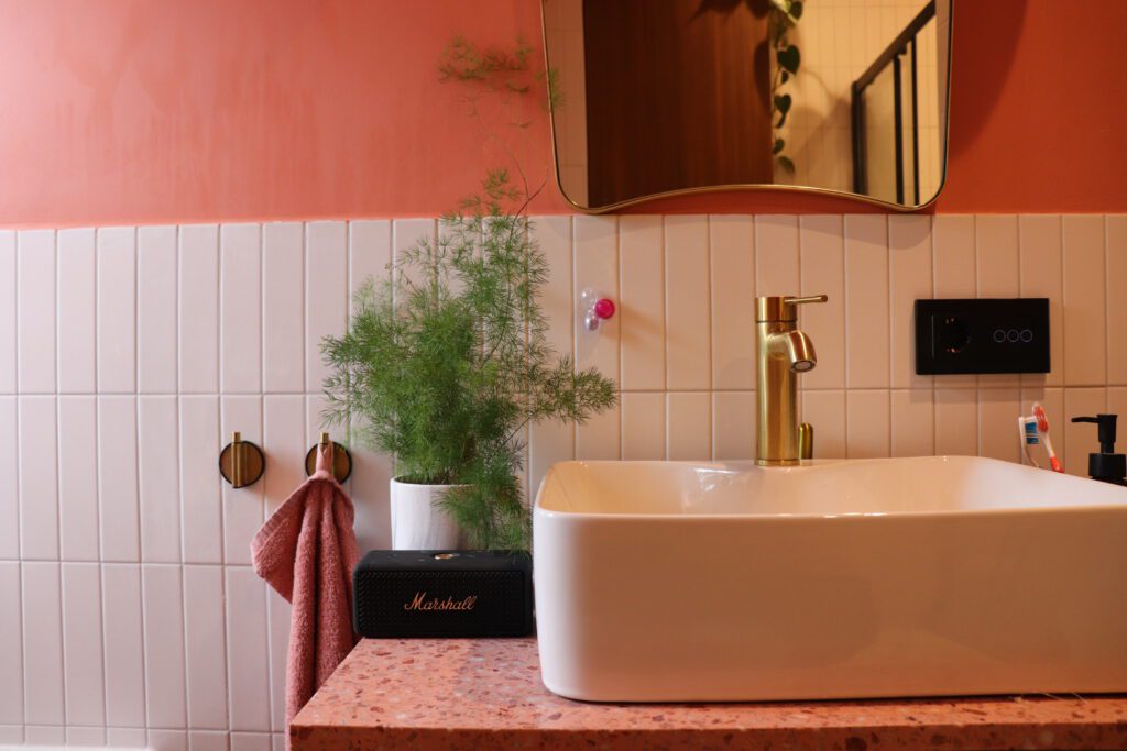 A pink bathroom in the Netherlands that has recently been renovated with the help of Sanitairwinkel.