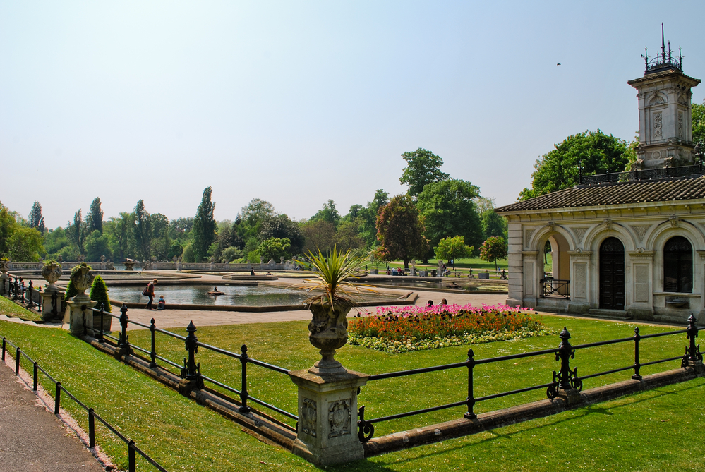 Picture-of-Hyde-park-London-with-green-lawn-and-beautiful-weather