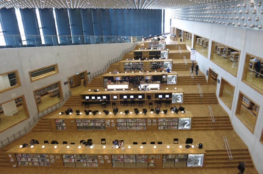 modern-library-at-KAdE-museum-amersfoort