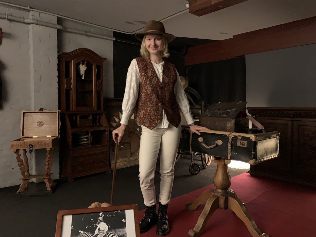 Host-leaning-on-cane-in-Amsterdam-escape-room-Elizas-heart