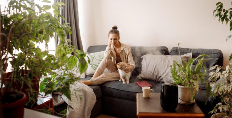 photo-of-woman-sitting-on-couch-with-cat-as-energy-prices-rise-in-the-Netherlands-in-2024