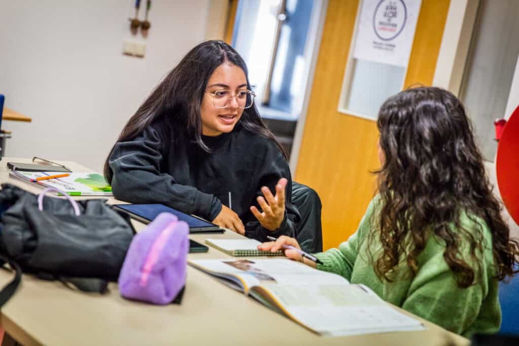 alunas sentadas na aula de inglês