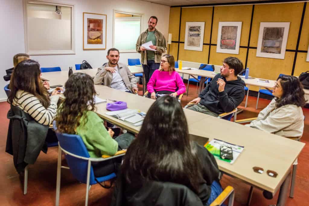 alunos na aula de inglês