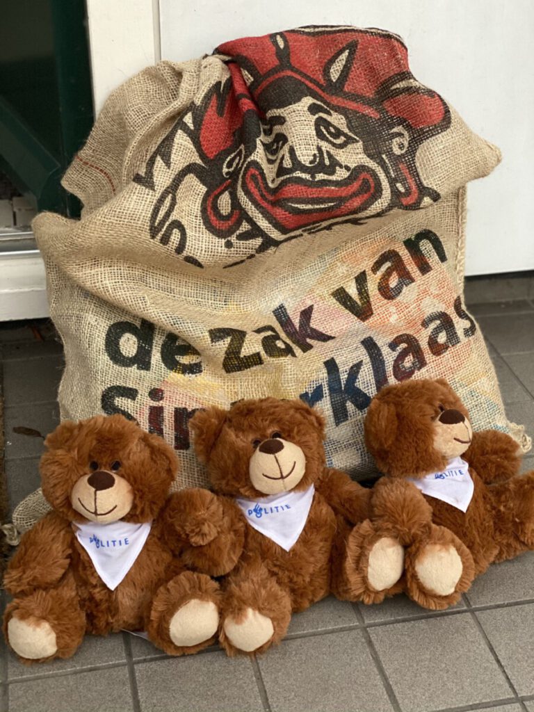 Police bring gifts for children after Sinterklaas theft