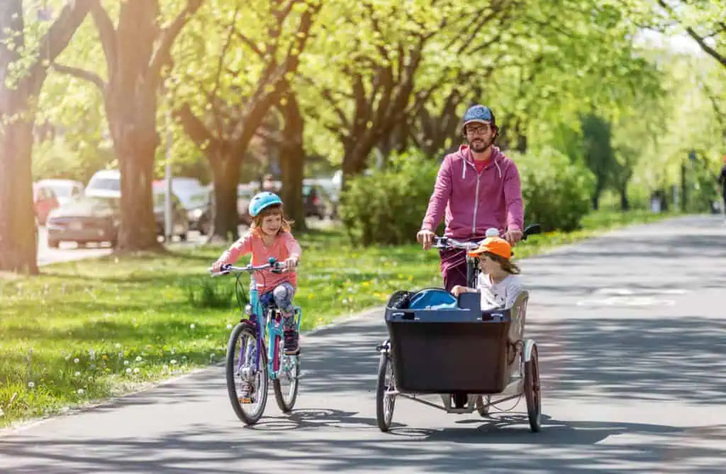 Father-and-daughters-having-a-ride-with-cargo-bike-in-the-nertherlands