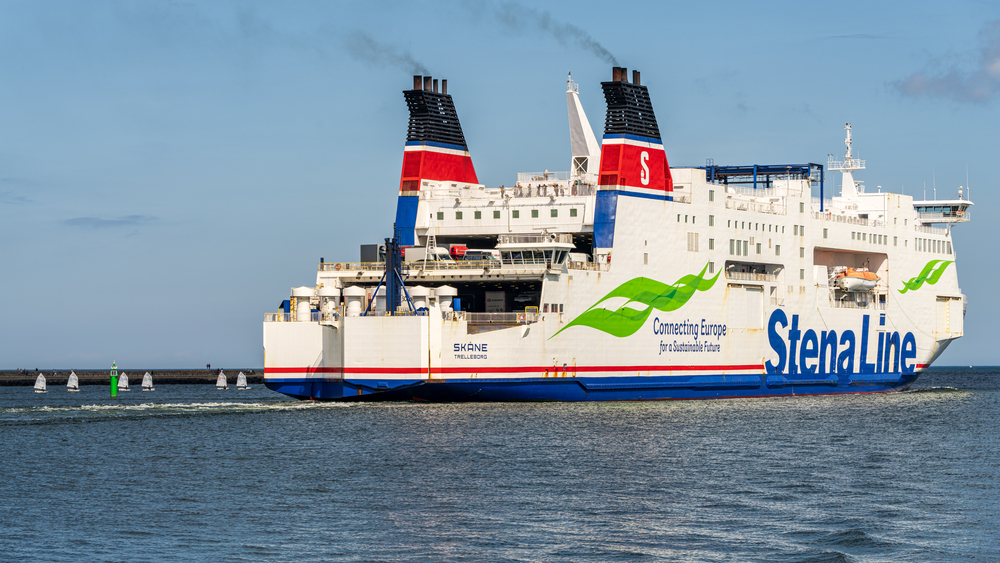 Ferry-stena-line-leaving-harbour-from-amsterdam-to-london