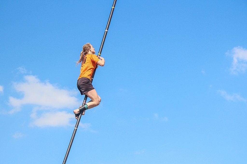 Girl fierljeppen in the sky