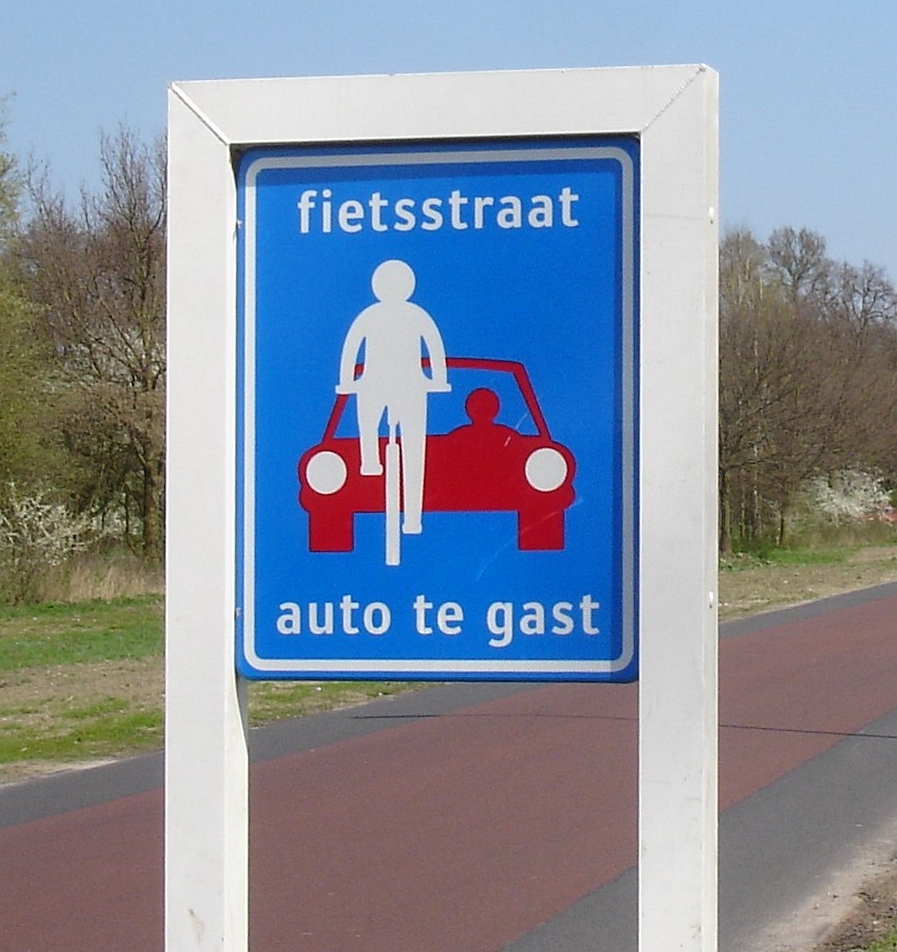 Fietsstraat-netherlands-bike-lane