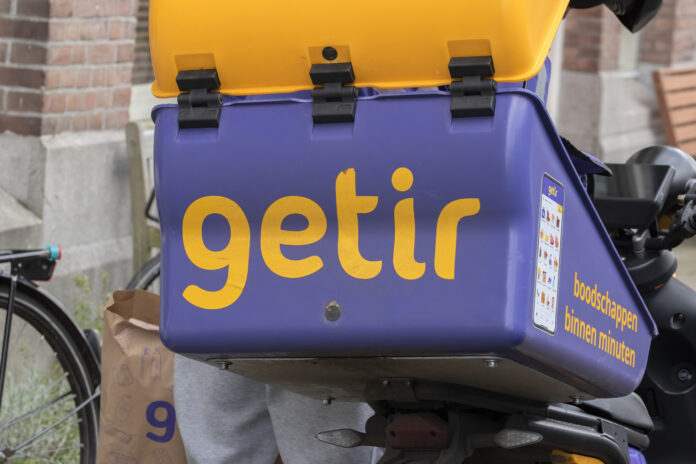 Yellow-and-purple-delivery-motorcycle-by-flash-delivery-company-getir