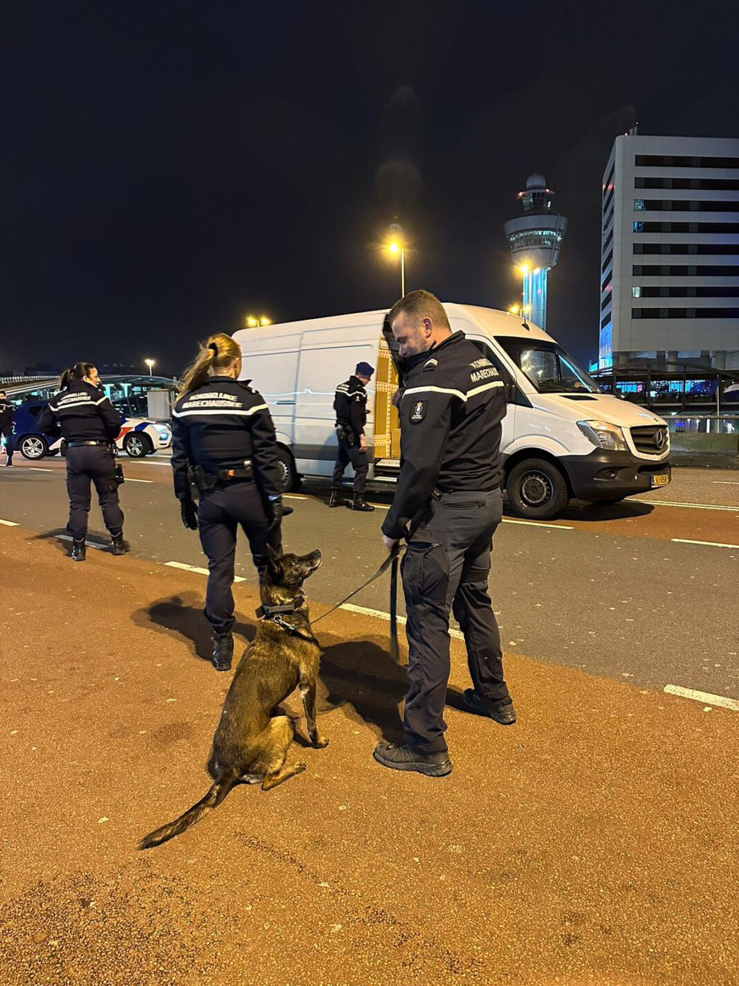 Photo-of-police-at-Schipol-checking-van-full-of-packages