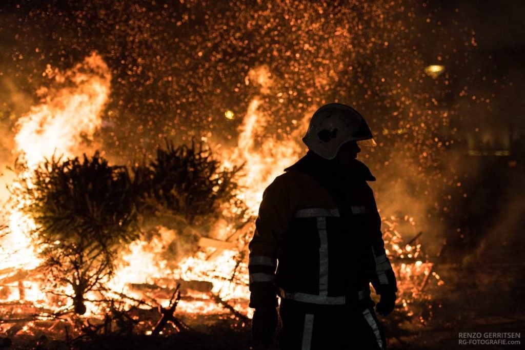 Fireman-watches-the-christmas-tree-bonfire