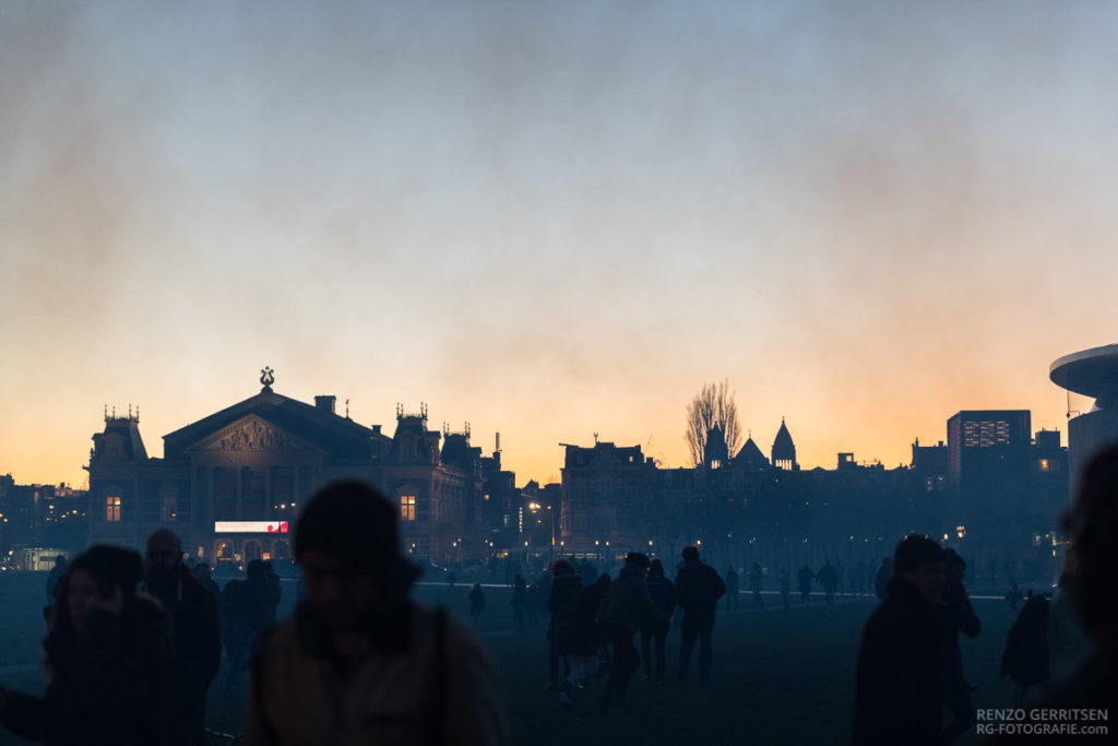 Groups-of-people-making-their-way-to-the-christmas-tree-bonfire-through-the-park 