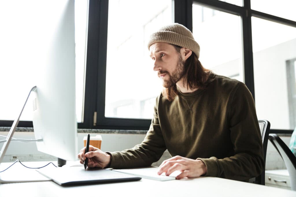 photo-of-freelancer-in -the-Netherlands-sitting-at-computer-working